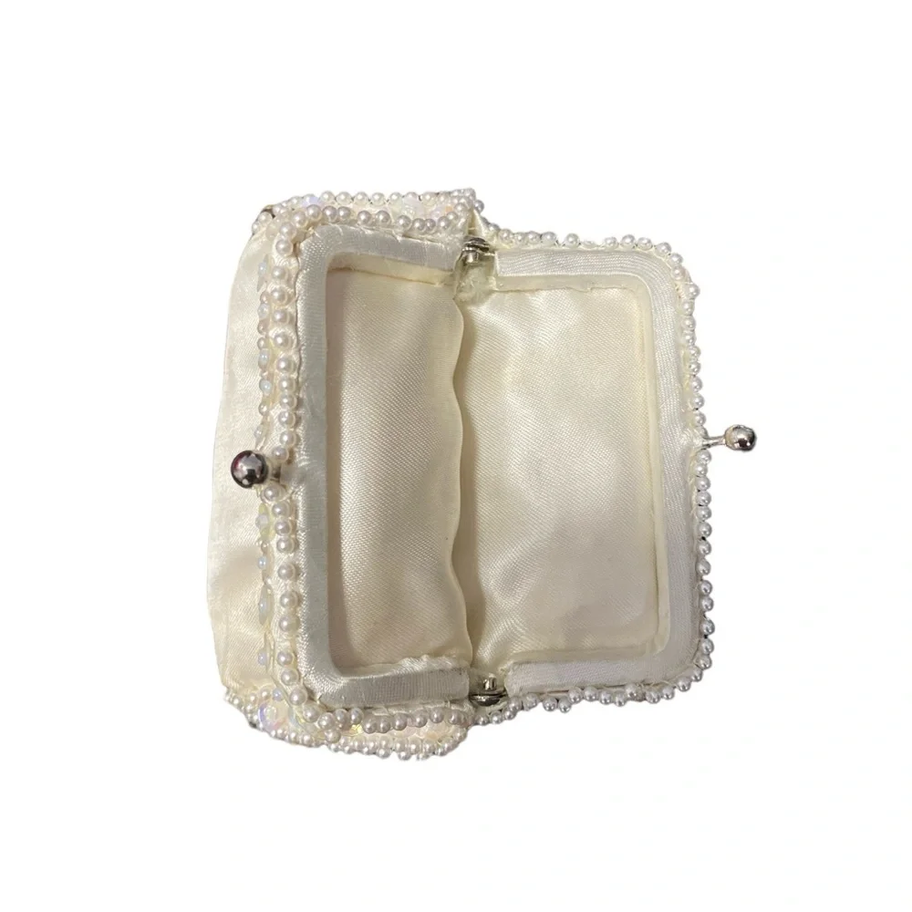 Vintage white satin beaded coin purse. UC.